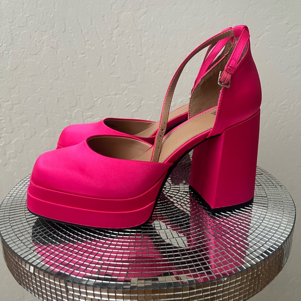 HOT PINK PLATFORM PUMPS
NWT pink wild fang platforms, size 7.5.